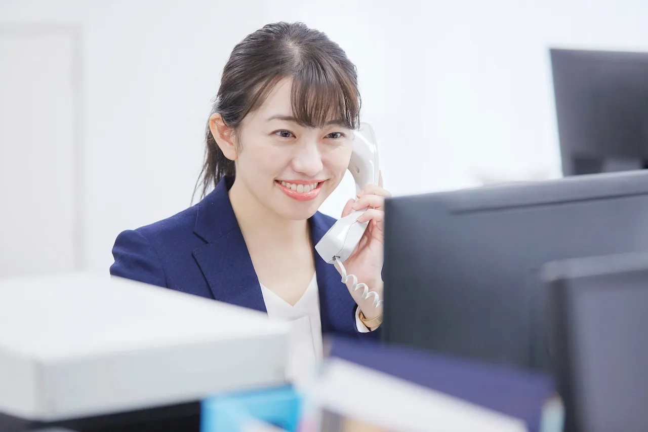 インサイドセールスで電話をかける時のコツ8選！効率化のポイントも解説