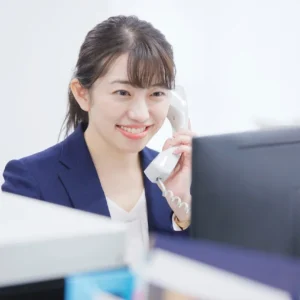 【保存版】電話をかける時間帯の常識とは？法人・個人別のマナー解説