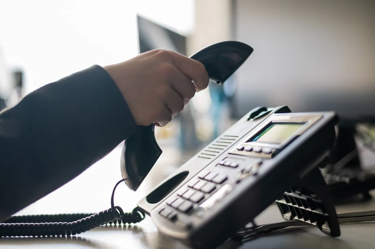 オフィス移転しても電話番号が変わらない方法は？条件や仕組みを解説