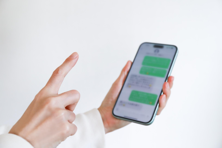 SMSとSNSの違いとは？特徴・用途・ビジネス活用法をわかりやすく解説